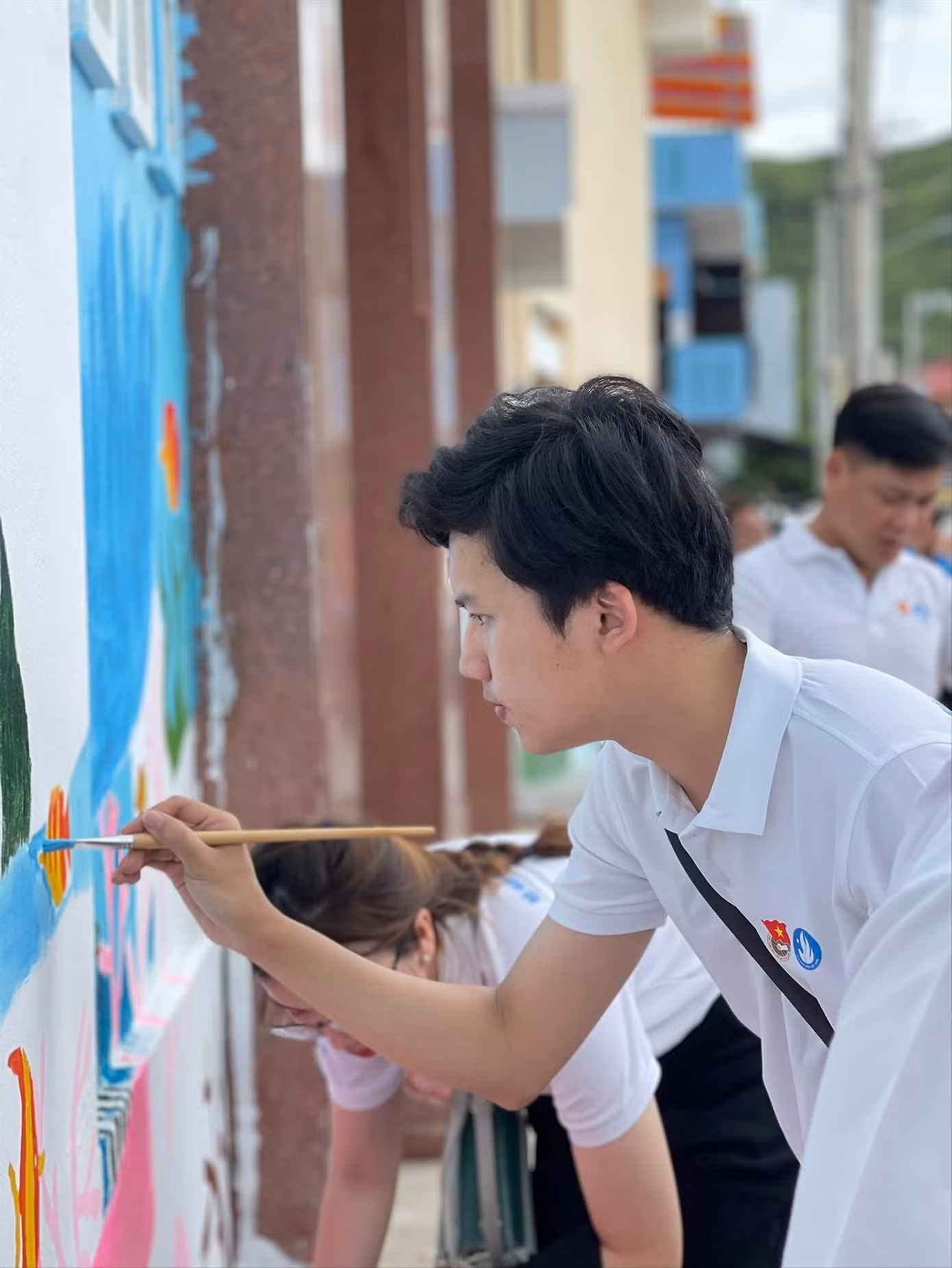 Lê Hải Phong tham gia vẽ tranh tường tại trường học