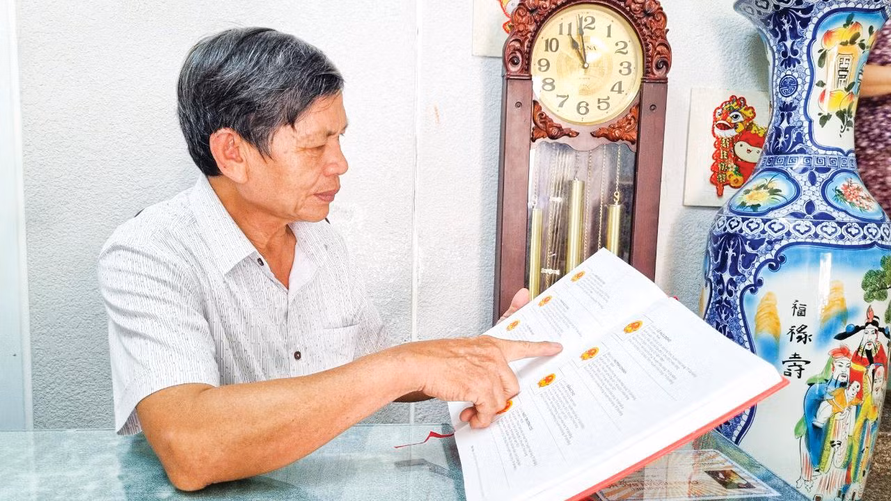 Thông tin về các liệt sĩ lưu trữ hàng chục năm qua được ông Trần Chiến Chinh biên soạn lại cụ thể, rõ ràng, trang trọng. Ảnh: Thanh Trần