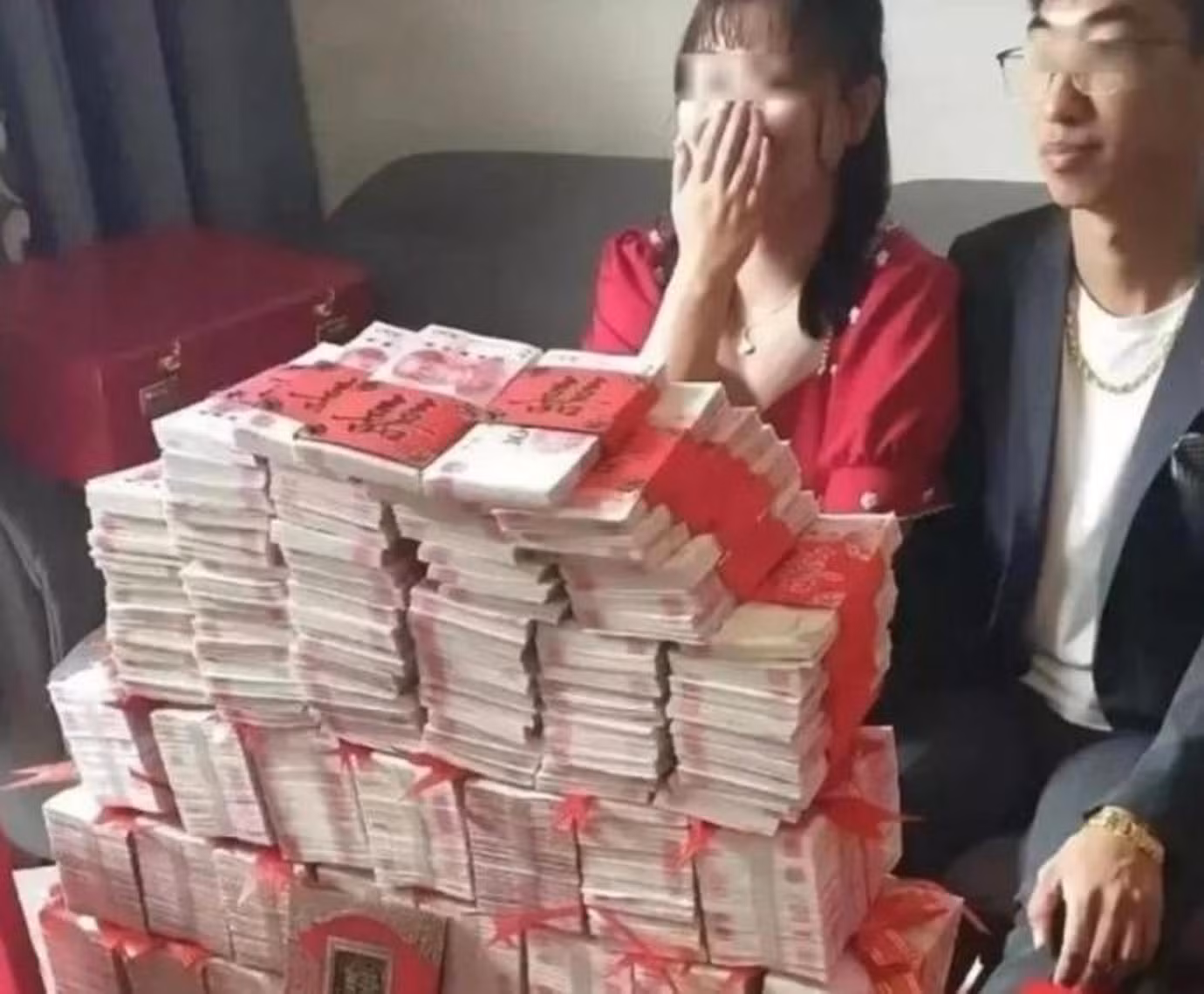 Một cặp tân hôn và số tiền sính lễ chú rể phải nộp cho nhà gái
