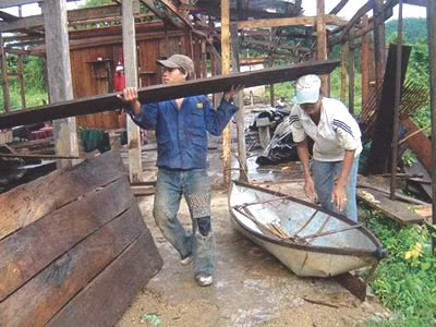 Người dân xã Đắk Plao tháo nhà cửa chạy lũ Thuỷ điện Đồng Nai 3 Ảnh: C.H