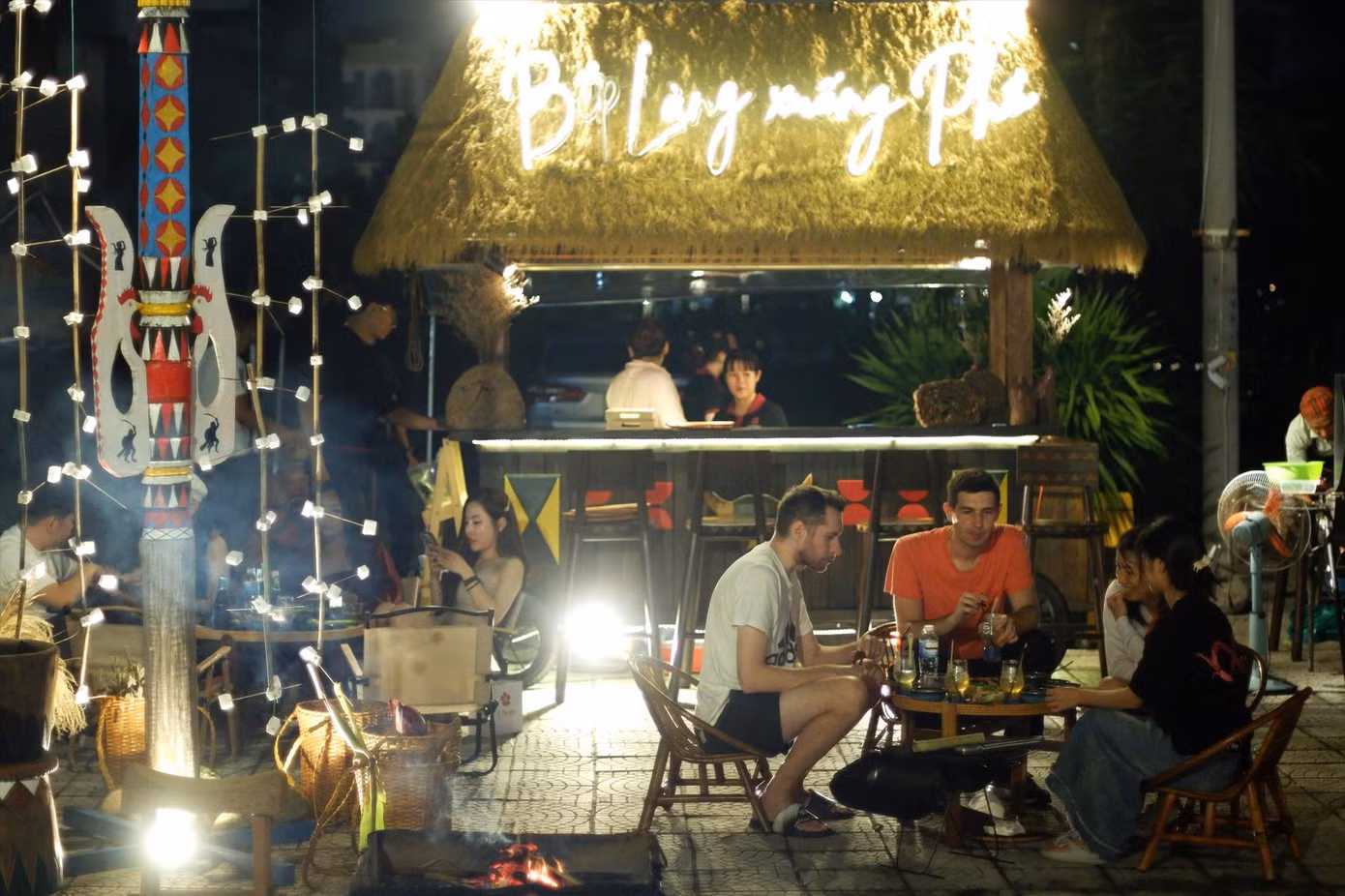 Bên bếp lửa, cây nêu, gùi hàng…du khách được trải nghiệm không gian văn hoá, đời sống của người Cơ Tu