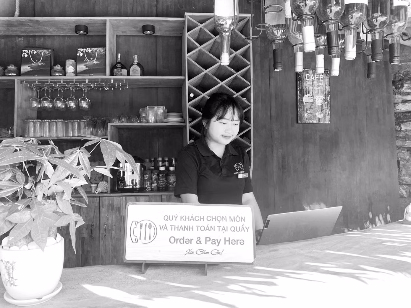 Lầu Y Vị tốt nghiệp loại giỏi cử nhân Luật Kinh tế nhưng đã xin về làm trong khu du lịch để góp phần làm đẹp cho quê hương