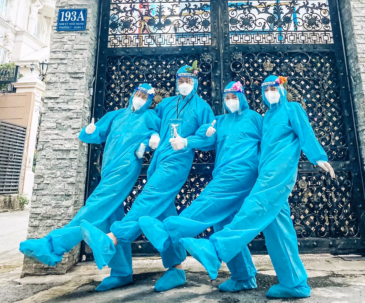 Phút vui đùa lạc quan của các sinh viên Cao đẳng Y tế Bạch Mai sau giờ đi lấy mẫu xét nghiệm tại quận 7, TPHCM