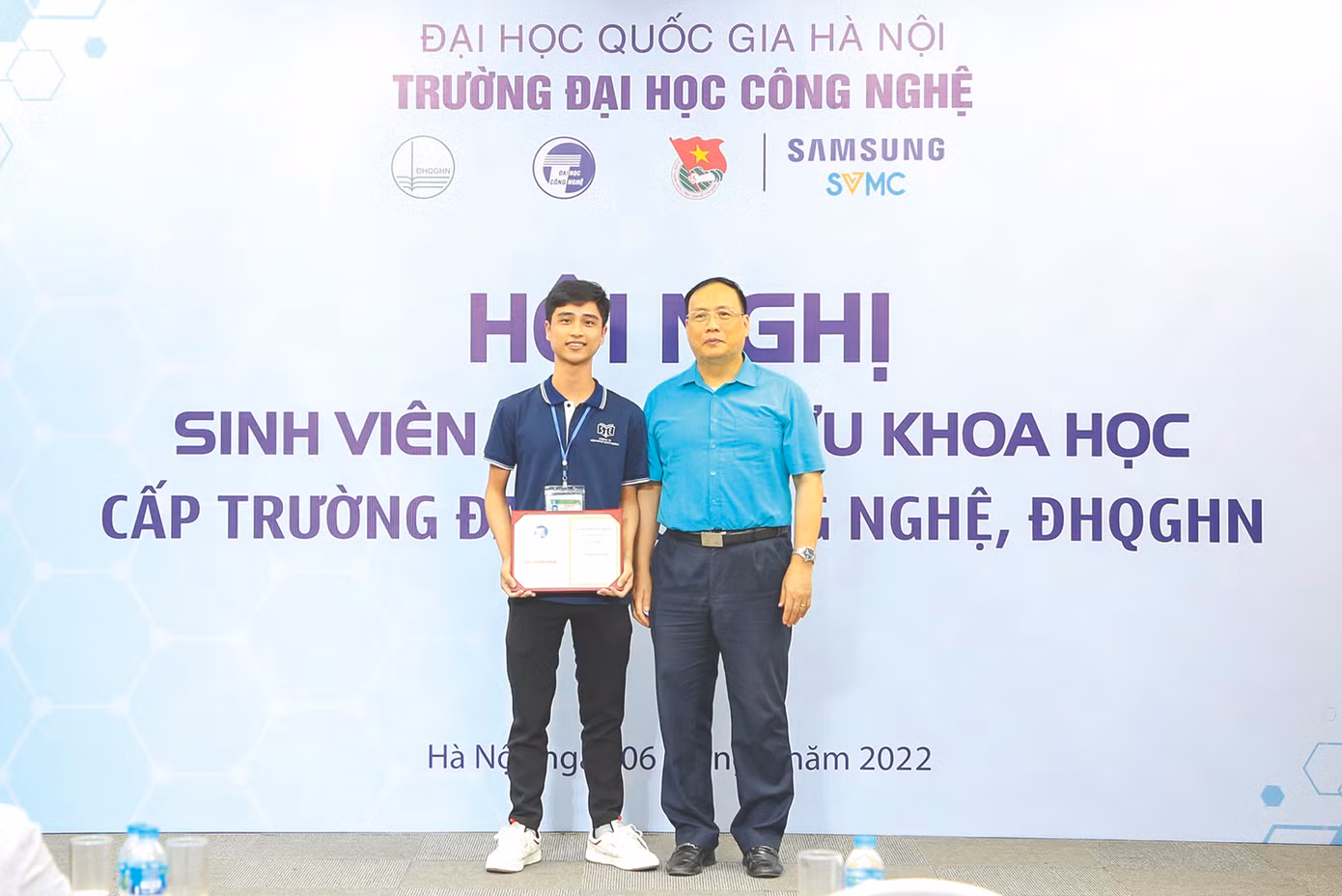 Nguyễn Văn Đức (bên trái) tại Hội nghị sinh viên nghiên cứu khoa học cấp trường