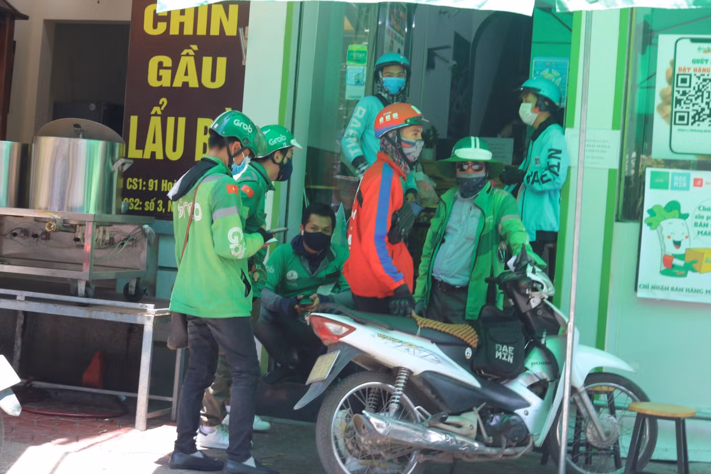 Xe ôm công nghệ trên phố phường thủ đô
