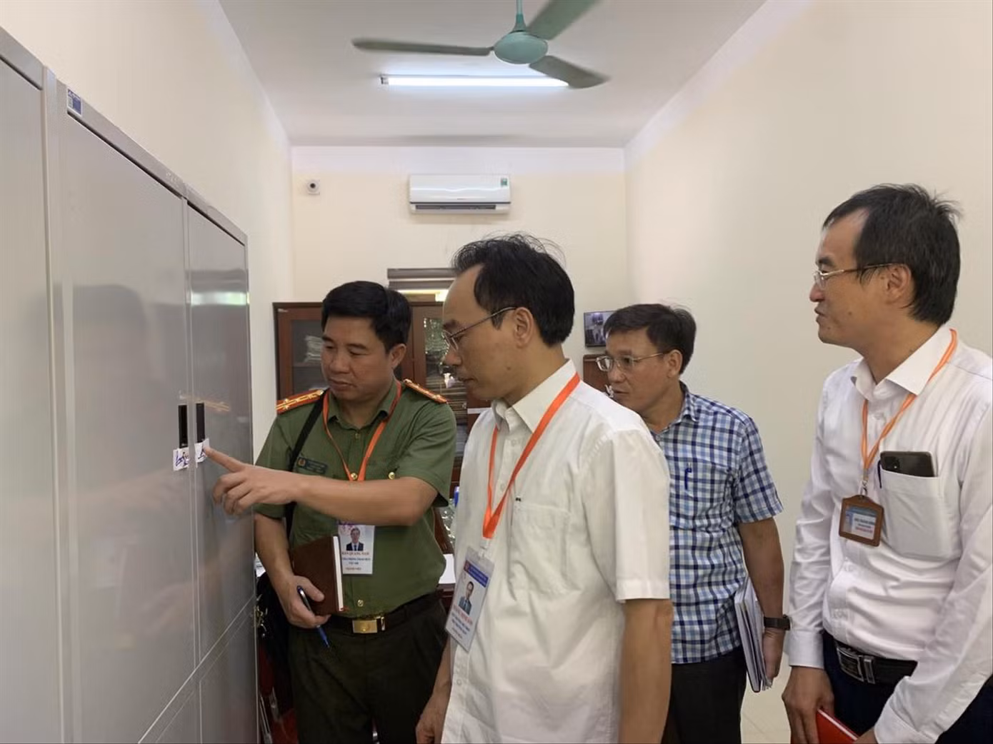 Thứ trưởng Bộ GD&ĐT Hoàng Minh Sơn (thứ 2 từ trái sang) kiểm tra công tác chuẩn bị thi tốt nghiệp THPT năm 2022 Ảnh: Nghiêm Huê Thứ trưởng Bộ GD&ĐT Hoàng Minh Sơn (thứ 2 từ trái sang) kiểm tra công tác chuẩn bị thi tốt nghiệp THPT năm 2022 Ảnh: Nghiêm Huê