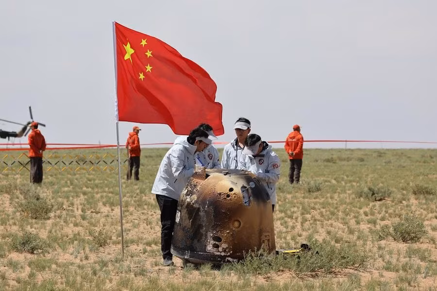 Thu hồi khoang chứa của tàu thăm dò Thường Nga-6 tại Khu tự trị Nội Mông, miền bắc Trung Quốc ngày 25/6/2024. Ảnh: Xinhua
