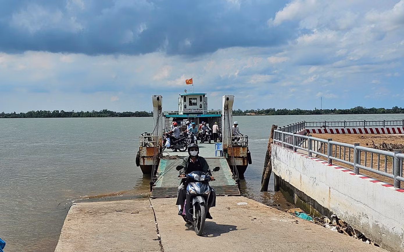 Phà đưa khách từ đất liền sang cồn Đất. Ảnh: Hòa Hội