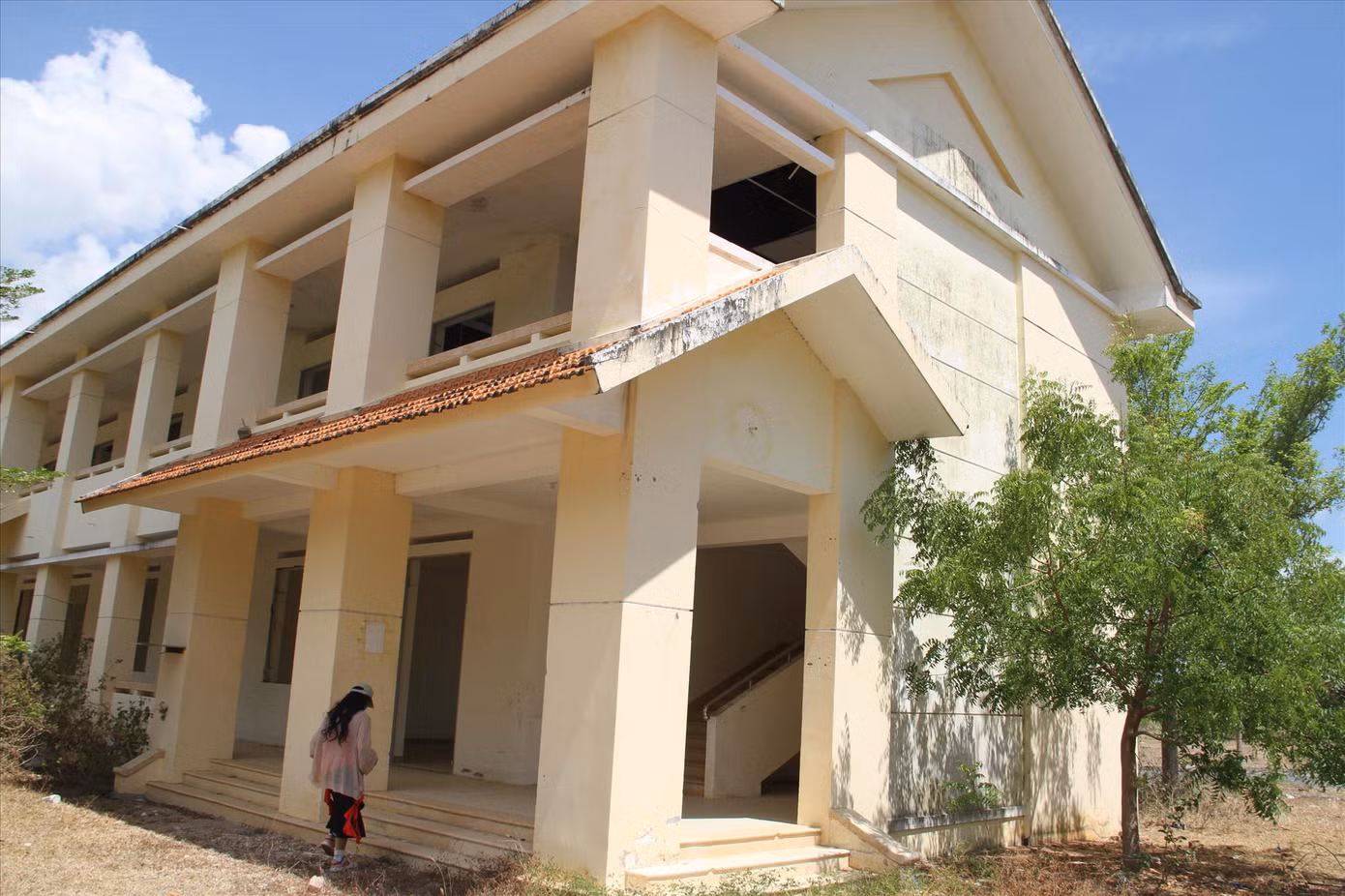 Ngôi trường xây dựng trong Khu TĐC Ninh Thủy bị bỏ hoang xuống cấp nghiêm trọng. Ảnh: Công Hoan
