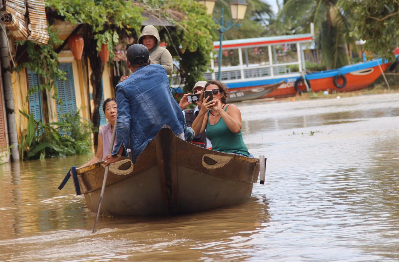 Biến nguy thành cơ, nhiều tua du lịch trải nghiệm lụt hình thành ở Hội An