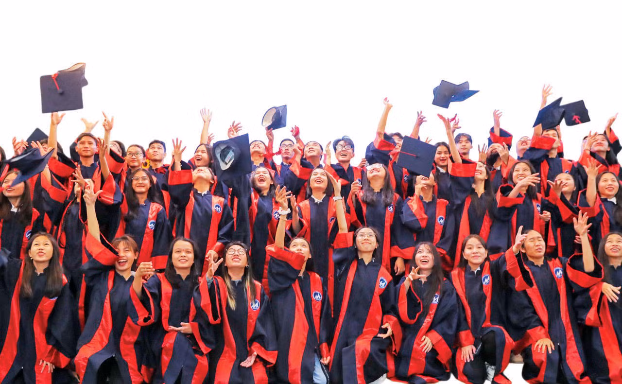 Tung nón thủ khoa- khoảnh khắc ấn tượng tại lễ vinh danh và trao học bổng Nâng bước thủ khoa 2024 ở đầu cầu TPHCM. Ảnh: Phạm Thọ