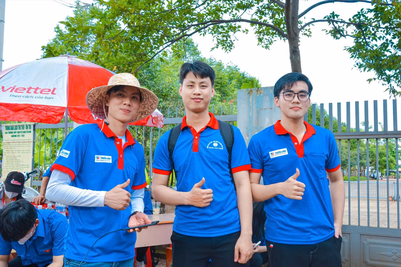 Hà Văn Tú (giữa) tham gia chương trình Tiếp sức mùa thi