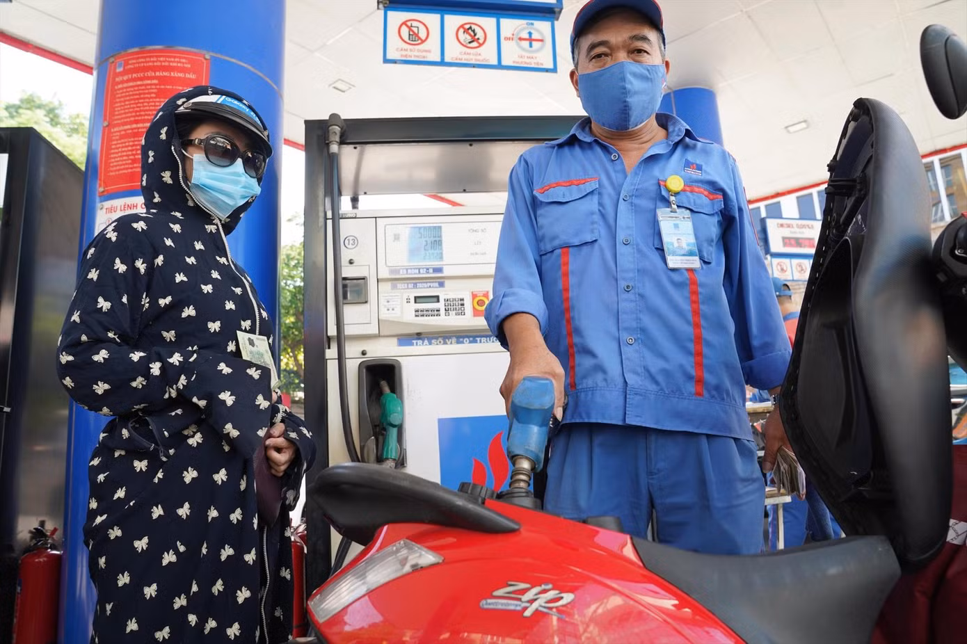 Các doanh nghiệp cho rằng, việc kiểm soát chặt quy định nhập khẩu xăng dầu sẽ giúp hạn chế được tình trạng thiếu nguồn cung. Ảnh: Như Ý