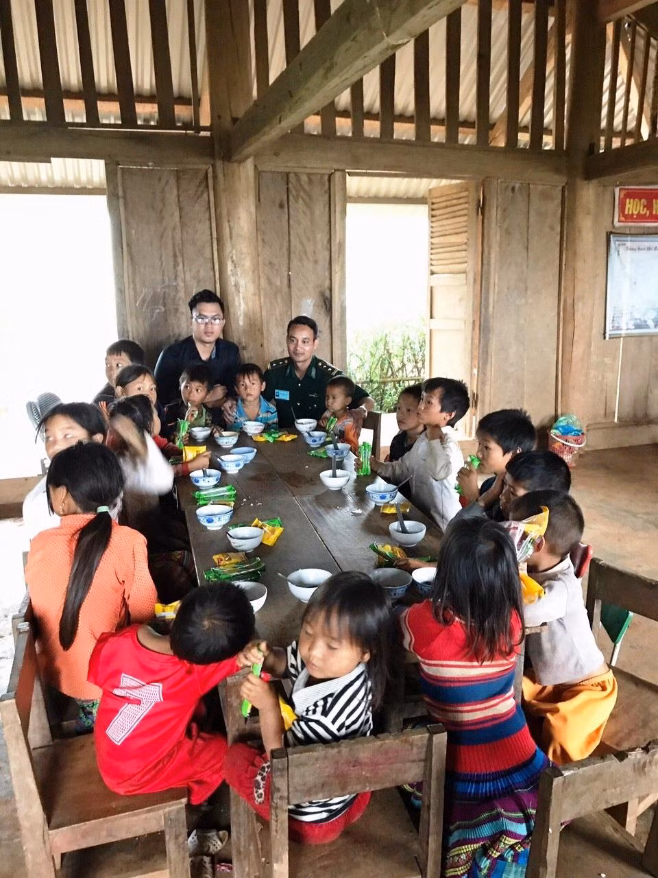 Thượng tá Đào Mạnh Tưởng, lúc đó còn là Trung tá, Chính trị viên Đồn Biên phòng Cửa khẩu Lóng Sập cùng với các cháu học sinh mầm non và tiểu học tại điểm trường Buốc Pát.