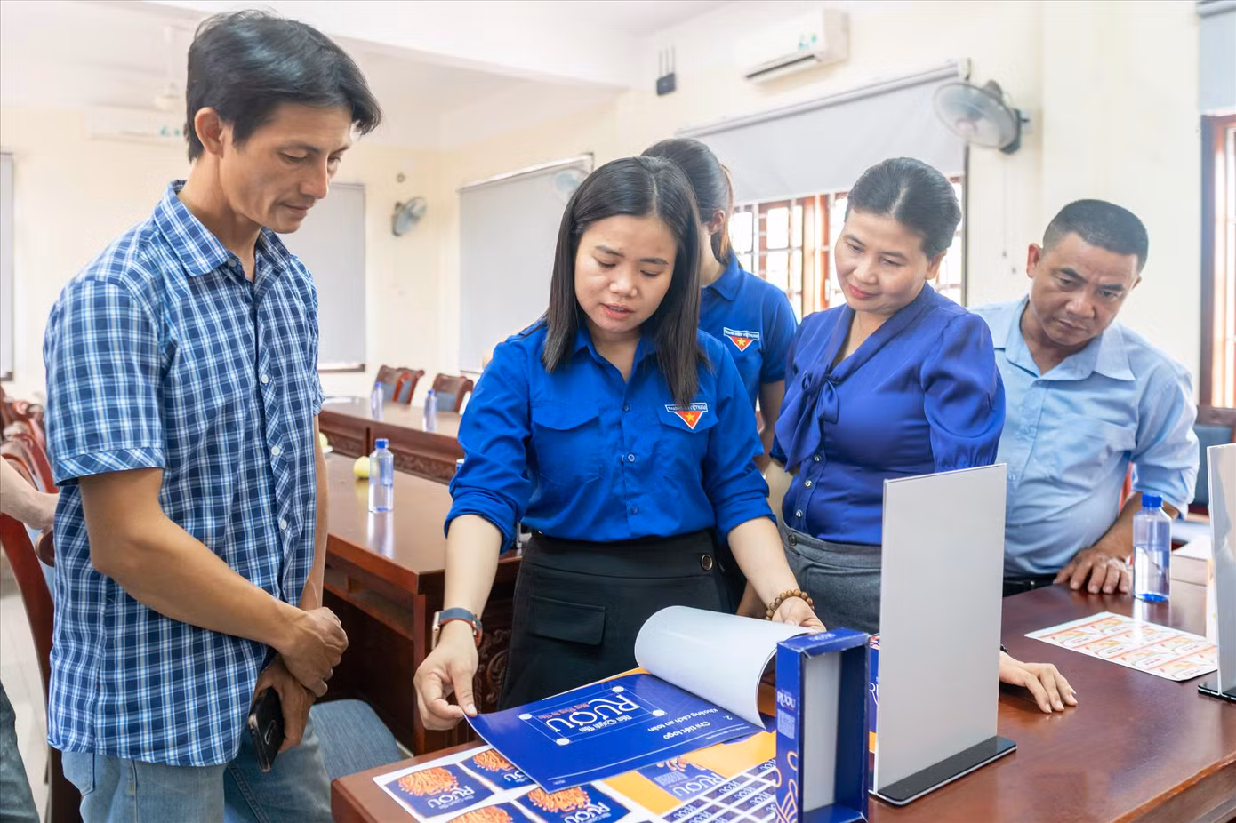 Đoàn trường ĐH Kinh tế - ĐH Đà Nẵng bàn giao các bộ nhận diện thương hiệu cho các hộ nông dân sản xuất ở Hòa Vang