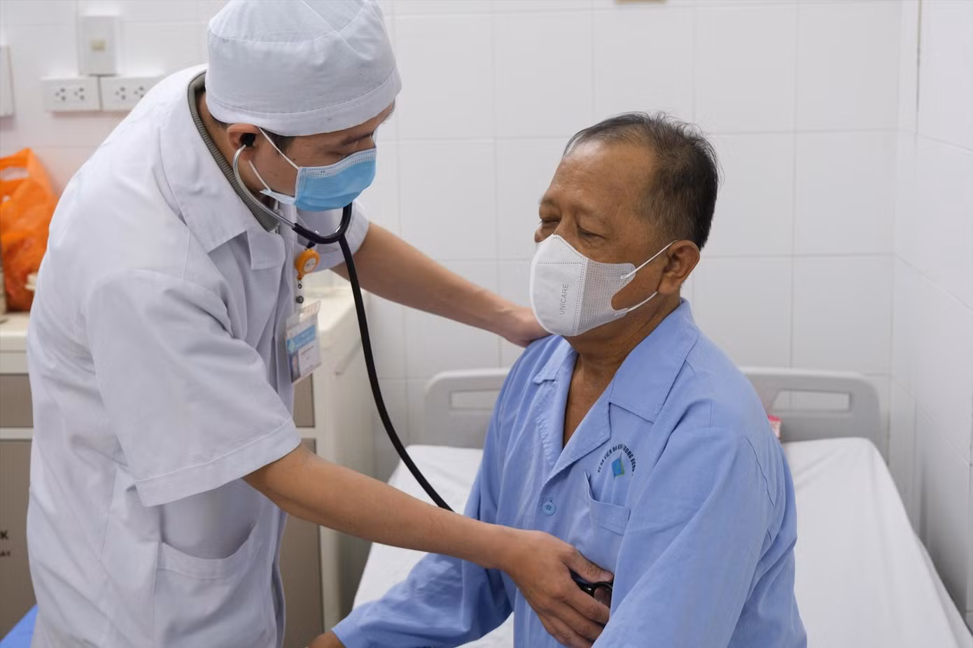 Bác sĩ khám cho bệnh nhân tại Bệnh viện Đa khoa Trung ương Cần Thơ, bệnh viện lớn hàng đầu ở miền Tây này cũng đang trong tình trạng khan hiếm máu