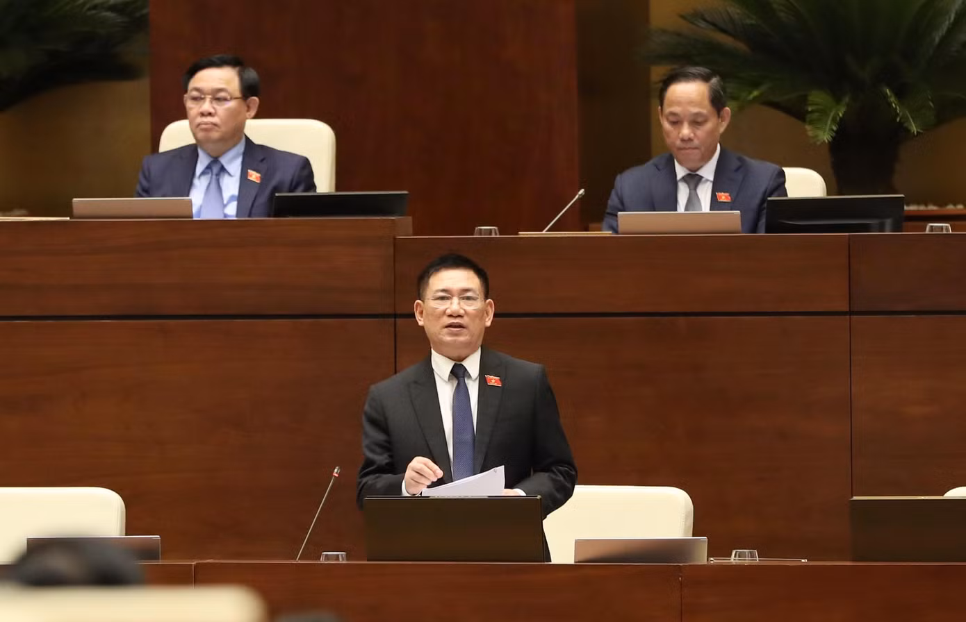 Ông Hồ Đức Phớc, Bộ trưởng Bộ Tài chính trao đổi xung quanh một số ý kiến đề nghị bãi bỏ Quỹ bảo hiểm cho người được bảo hiểm. Ảnh: Như Ý