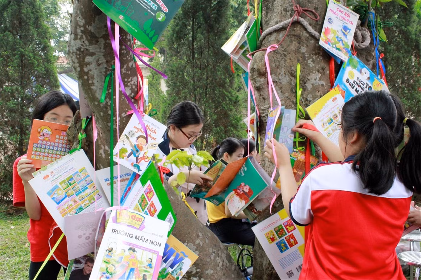 Độc giả nhỏ tuổi hào hứng tham gia các hoạt động chào mừng Ngày Sách và Văn hóa đọc 2023