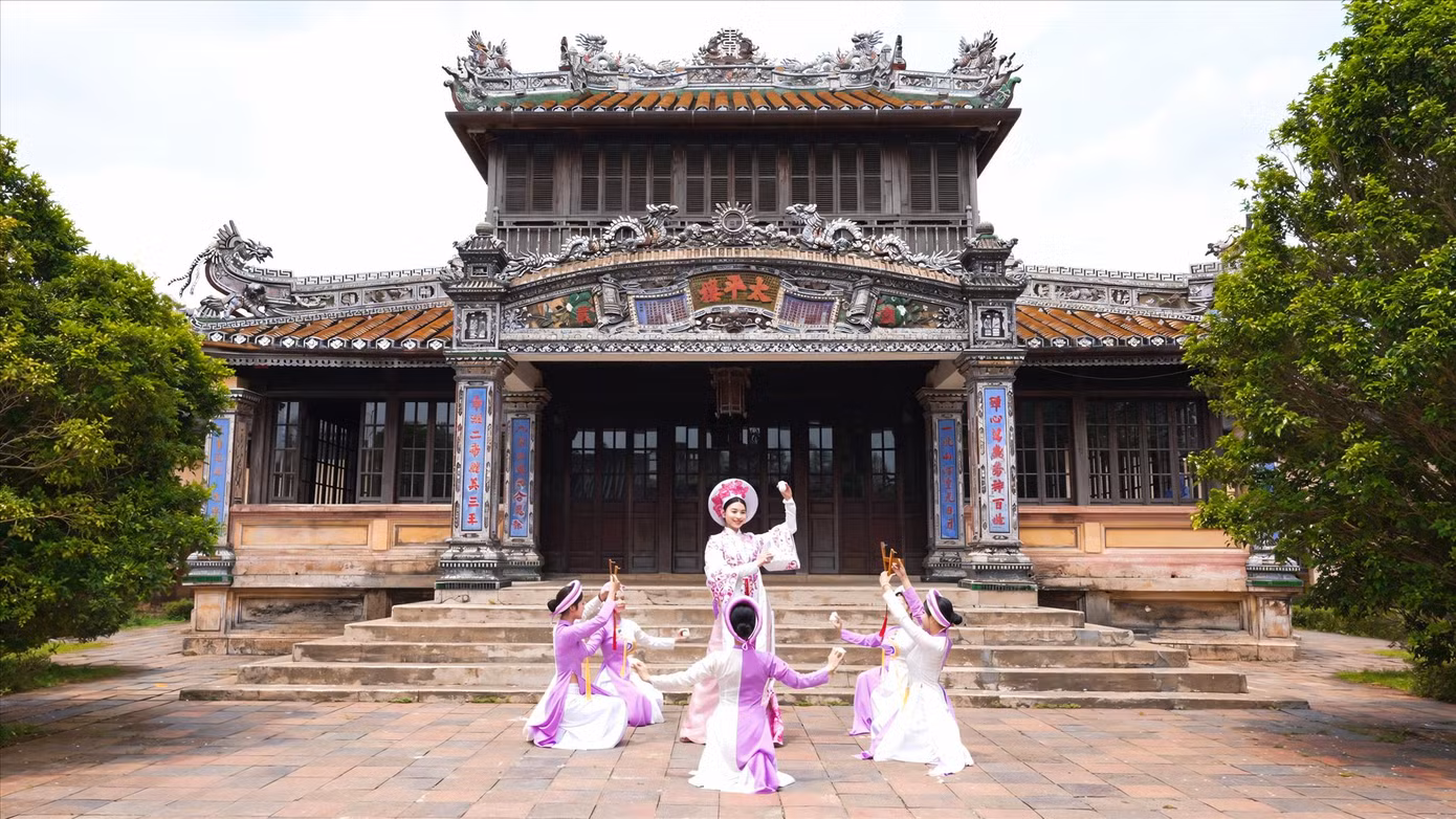 Cảnh đẹp của Huế không chỉ là sân khấu, mà là người bạn đồng hành để thí sinh tỏa sáng.