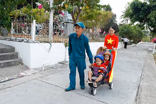 Gia đình nhỏ của anh Phạm Ngọc An ở xã đảo Song Tử Tây Ảnh: Hải Đăng