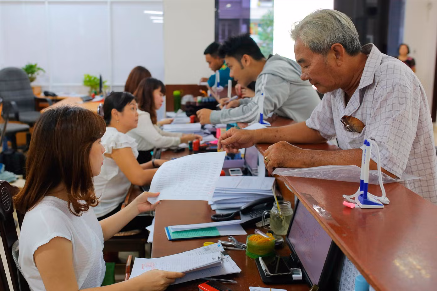 Đề bạt, bổ nhiệm và sẵn sàng nâng lương để giữ chân người tài. Ảnh minh họa