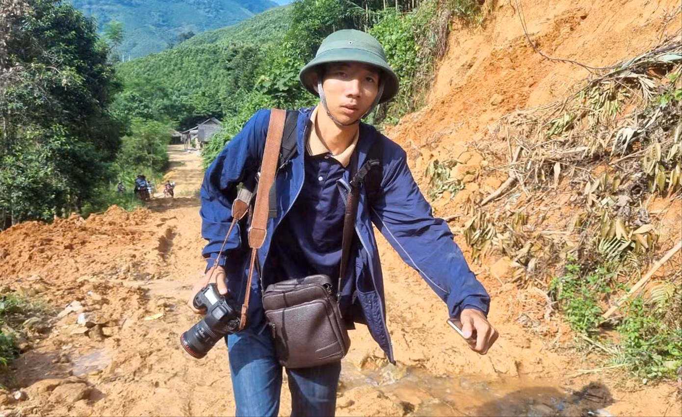 Phóng viên Phạm Trường khoác máy ảnh, lội bộ vượt rừng vào hiện trường vụ sạt lở ở Lào Cai.