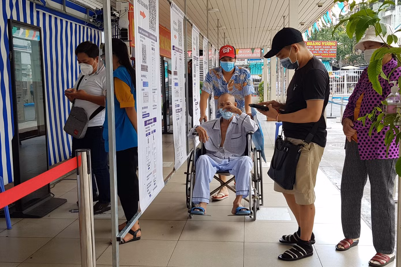 Người dân khai báo y tế khi đến bệnh viện