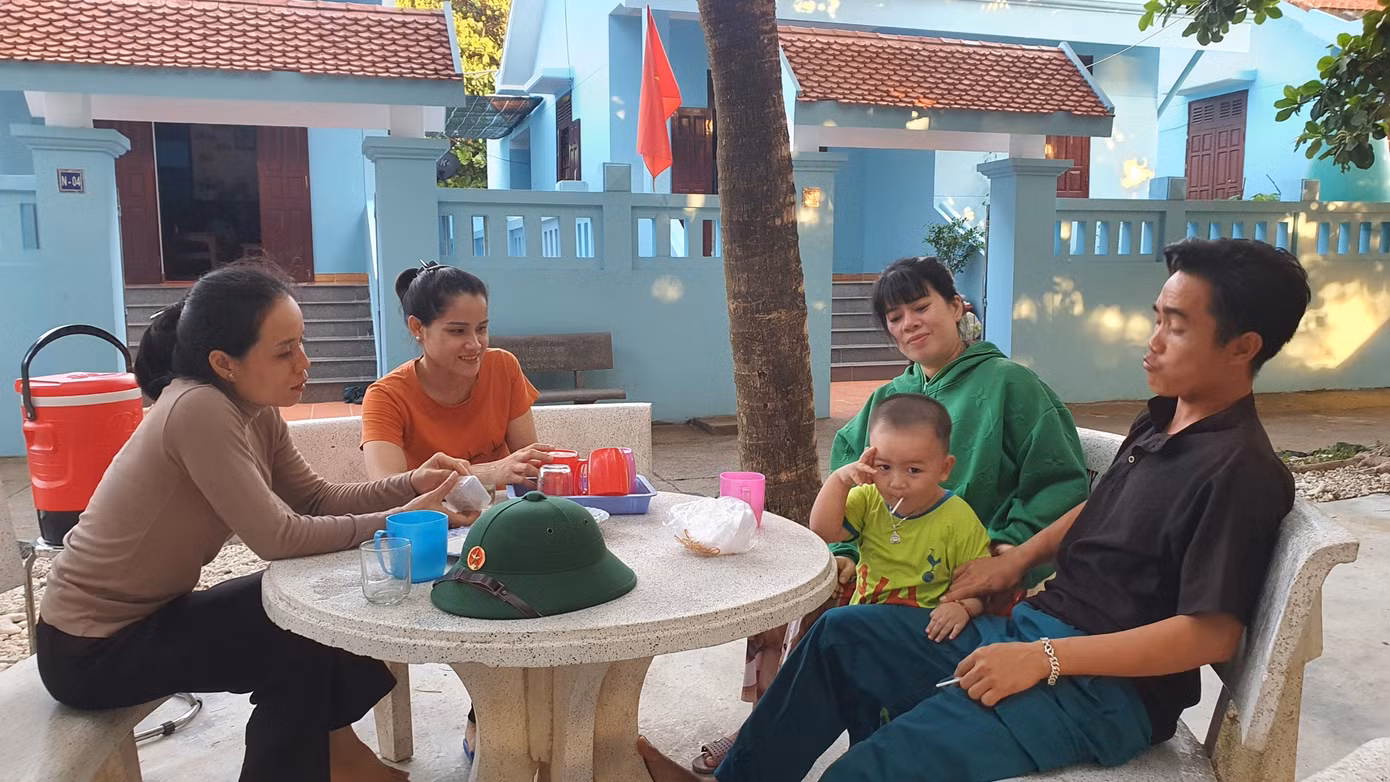 Người dân thị trấn Trường Sa bên ngôi nhà thân yêu
