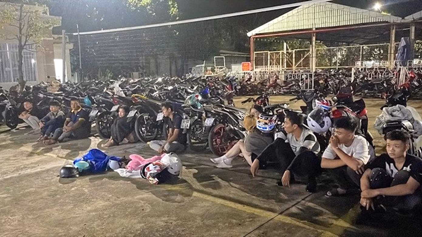 Nhóm thanh thiếu niên đến từ các tỉnh, thành lân cận như Ðồng Nai, TPHCM, Bình Dương và cả Bà Rịa - Vũng Tàu để đua xe bị bắt