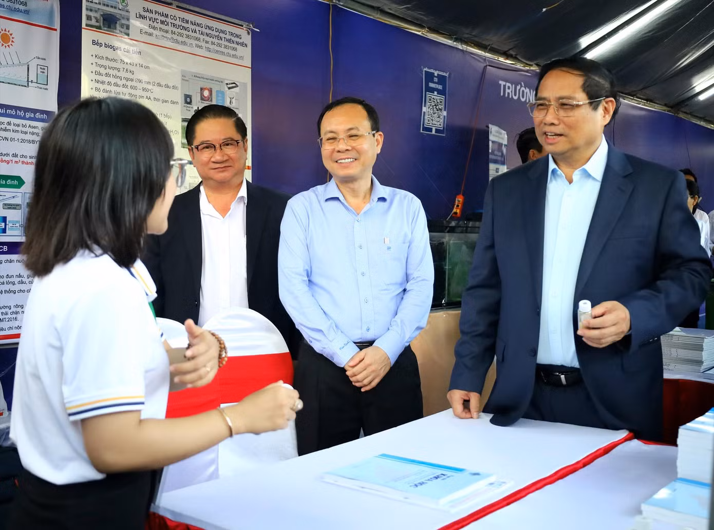 Thủ tướng Phạm Minh Chính tham quan gian hàng khởi nghiệp tại ngày hội. Ảnh: Hòa Hội