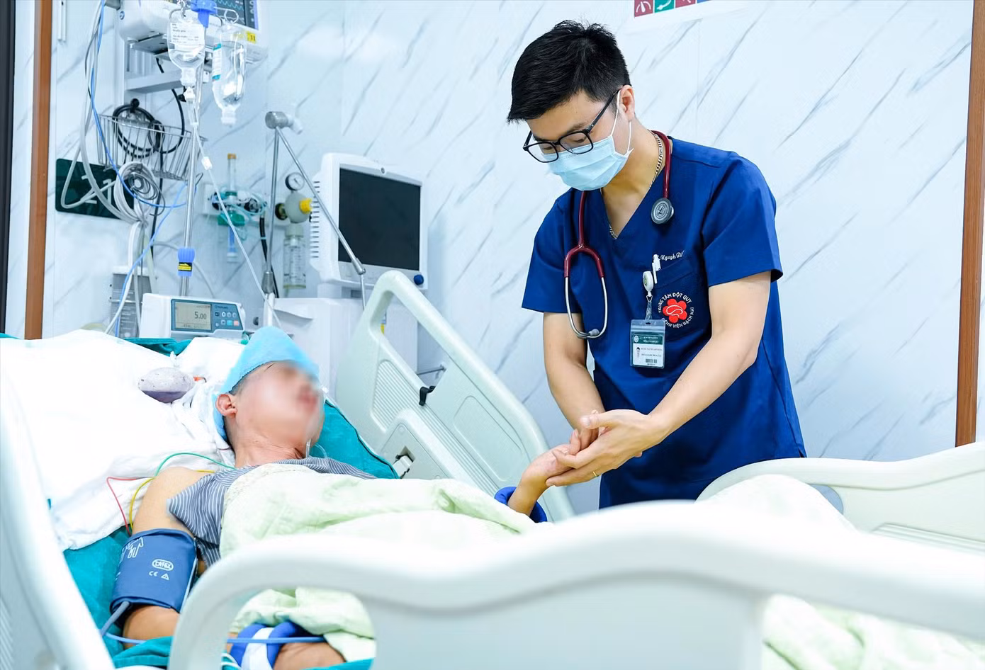 Bệnh viện Bạch Mai tiếp nhận nhiều người trẻ bị đột quỵ