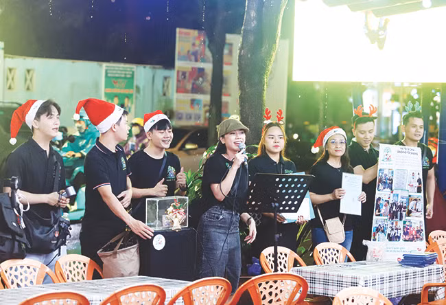 Những cuối tuần đầy ắp yêu thương qua từng bước chân tình nguyện của người trẻ. Ảnh: Ngô Tùng