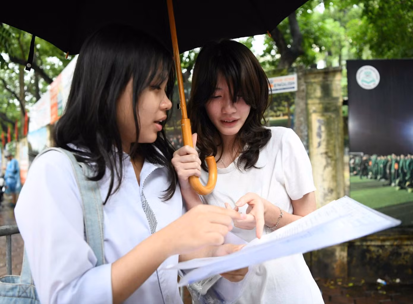 Học sinh thi tuyển sinh lớp 10 THPT công lập tại Hà Nội năm 2024 Ảnh: NHƯ Ý