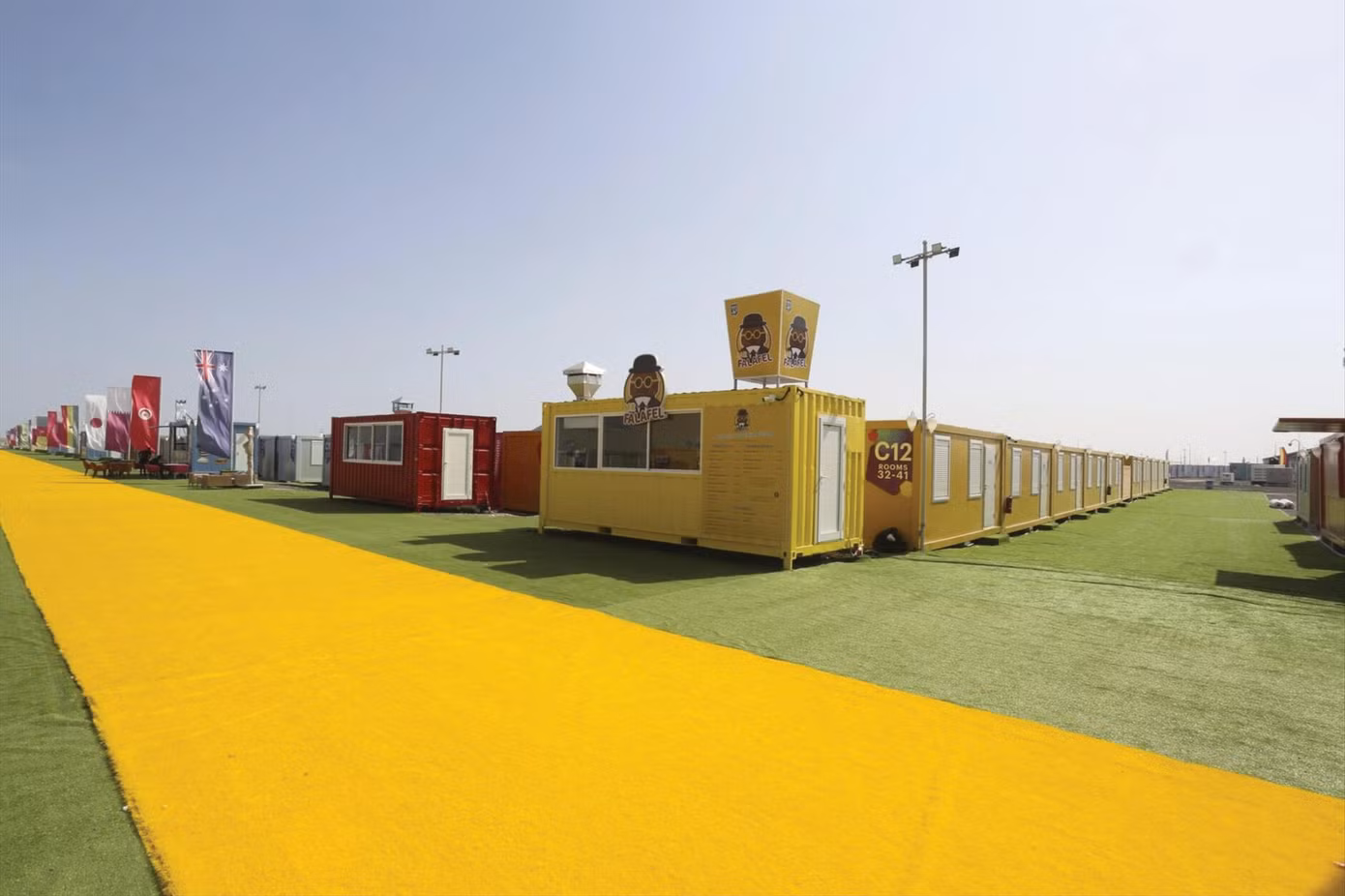 Dãy cabin có giá 10,9 triệu VNĐ mỗi đêm dành cho người hâm mộ Ảnh: WTOP