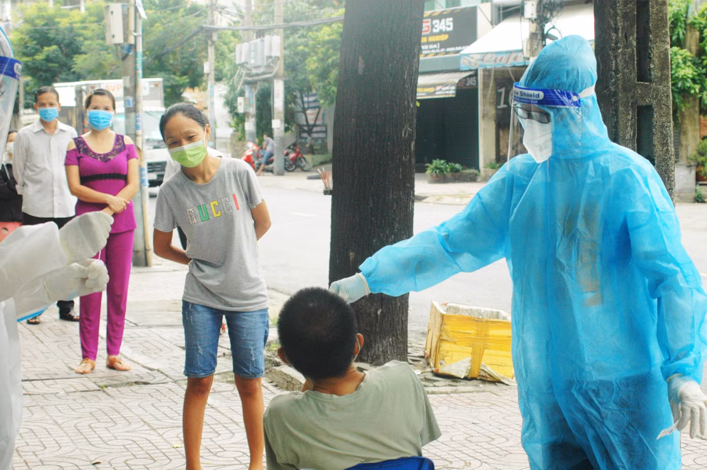 Sinh viên Đại học Y Thái Bình lấy mẫu xét nghiệm tại Quận 8, TPHCM Ảnh: Trần Nguyên Anh