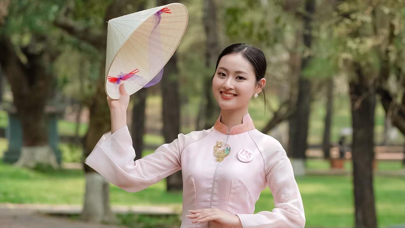 Thí sinh Hoàng Tú Anh biểu diễn với nón Huế.