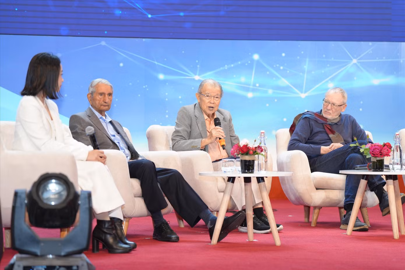 GS Võ Tòng Xuân (cầm micro) và GS Gurdev Singh Khush (thứ hai từ trái sang) giao lưu với sinh viên tại Trường Đại học VinUni sáng 21/12