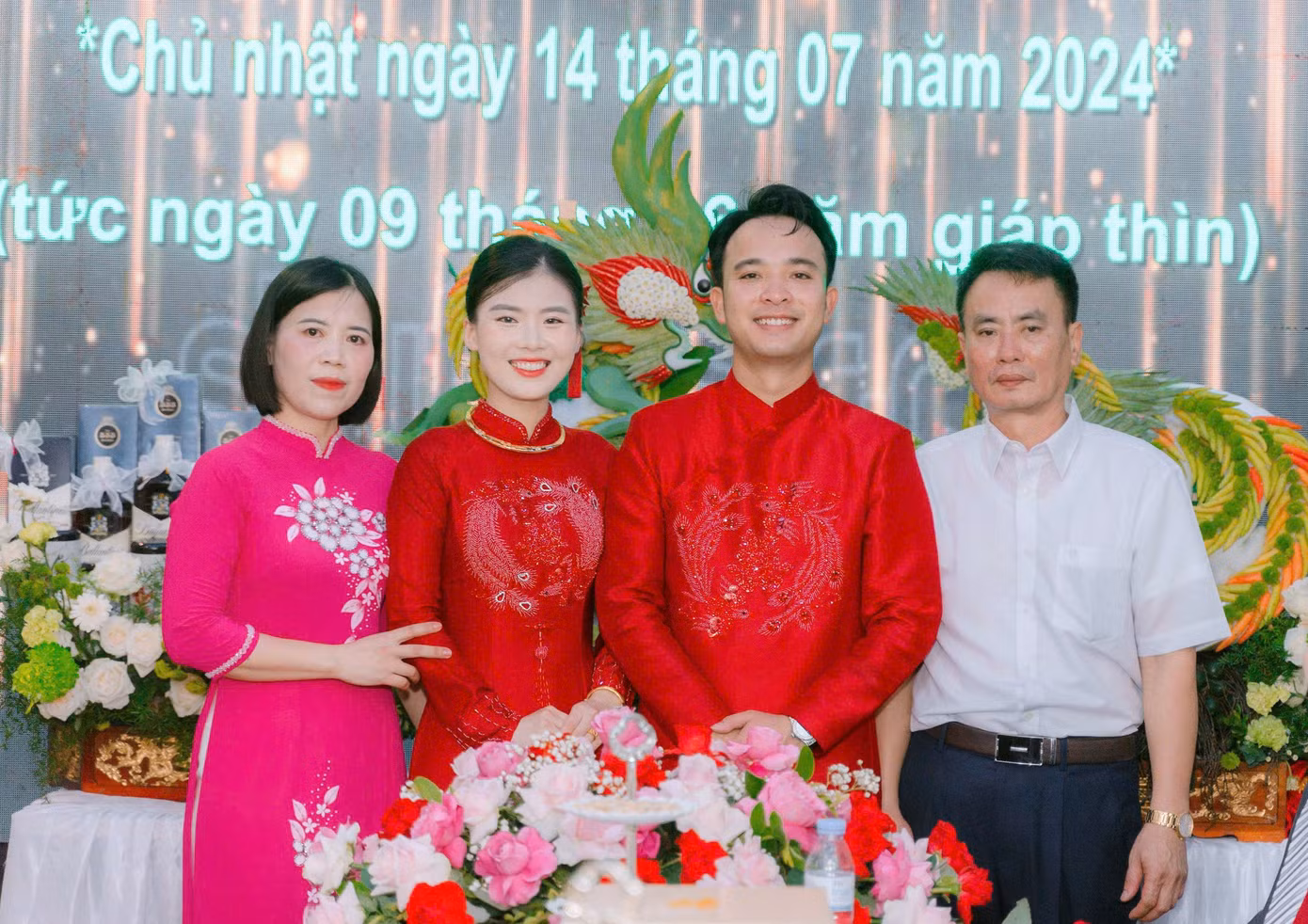 Anh Tùng và chị Hồng hạnh phúc ngày con gái về nhà chồng
