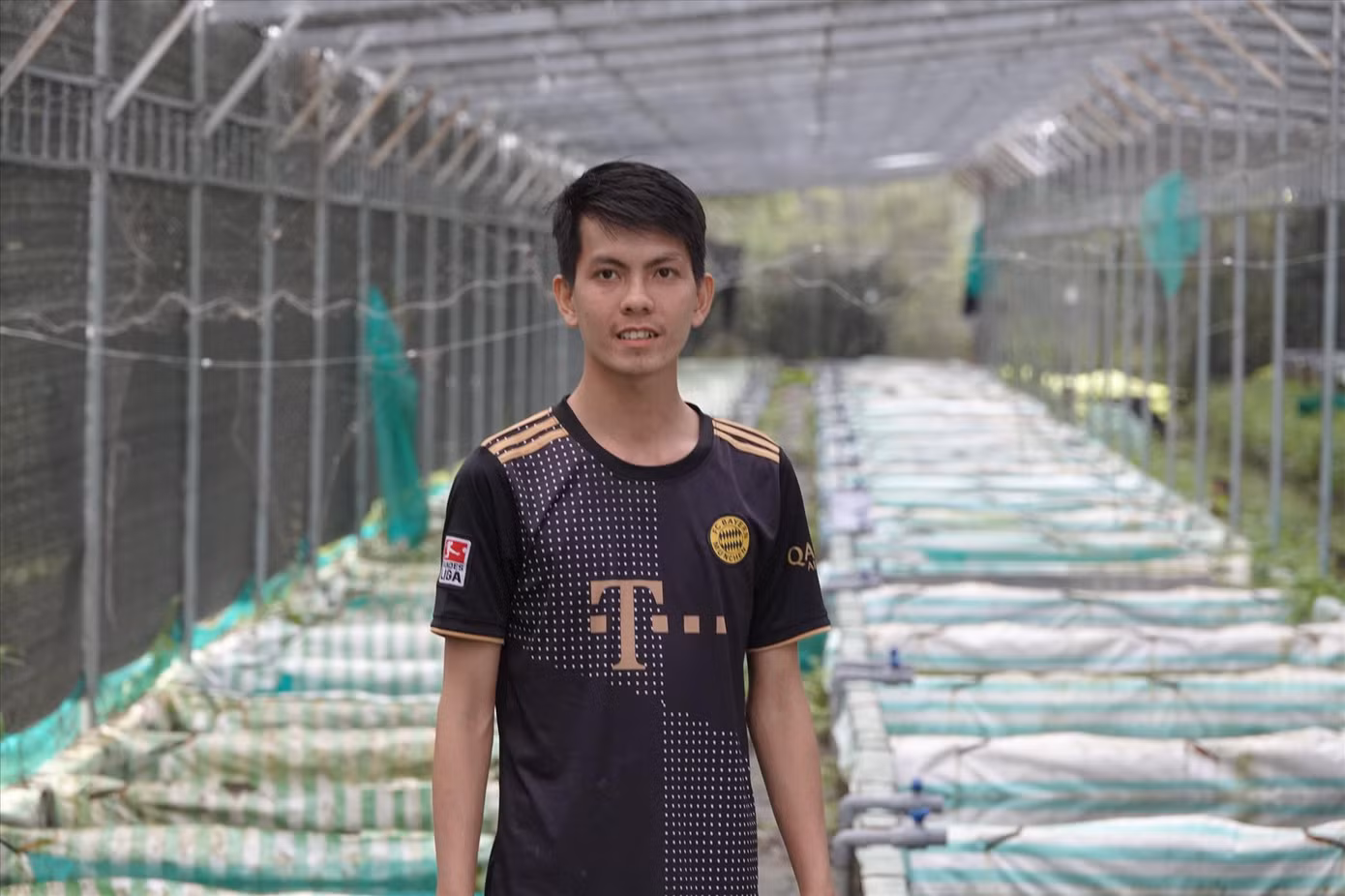 Anh Ngô Văn Minh Thanh chủ trang trại cá kiểng trẻ tuổi tại TP Cần Thơ. Ảnh: Kim Hà