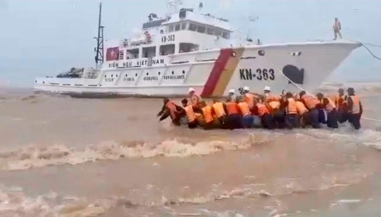 Tàu kiểm ngư tham gia cứu hộ tàu Vietship 01 gặp nạn
