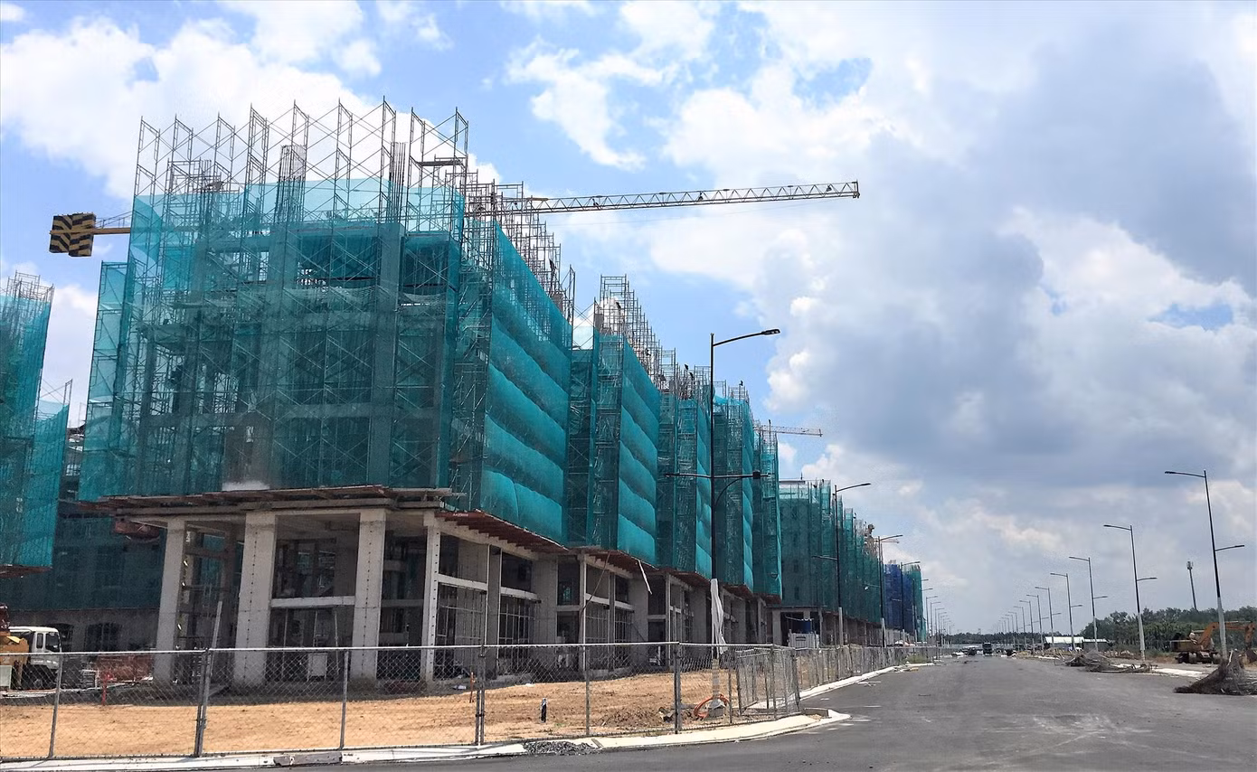 Nhiều công trình xây dựng ở Đồng Nai đang chậm tiến độ vì thiếu lao động. Ảnh: MT