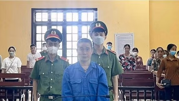 Bị cáo Vương Xuân Hiếu ra tòa lĩnh án tù chung thân Ảnh: DC