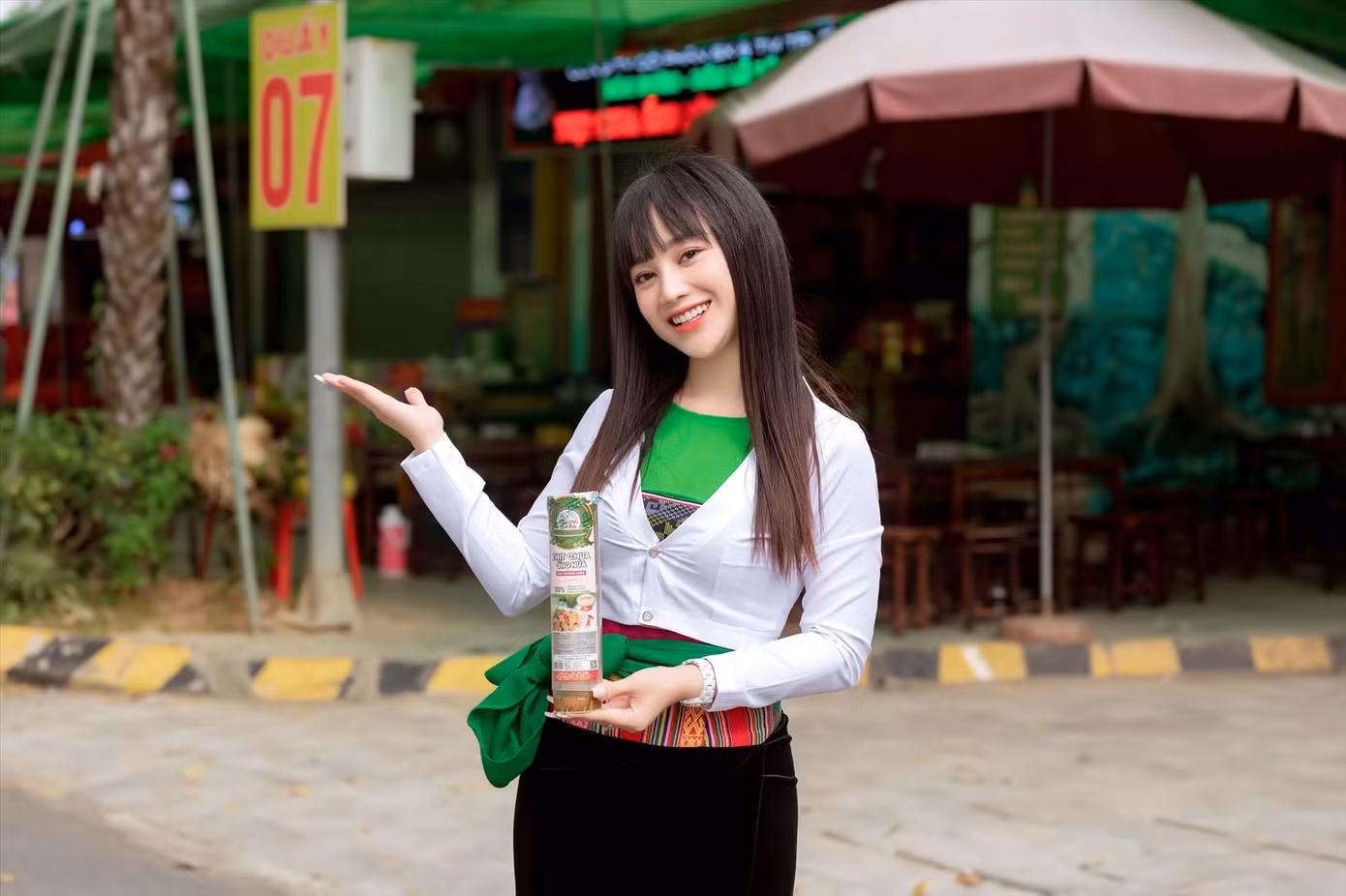 CEO Nguyễn Thị Thu Hoa cùng sản phẩm thịt chua Trường Foods