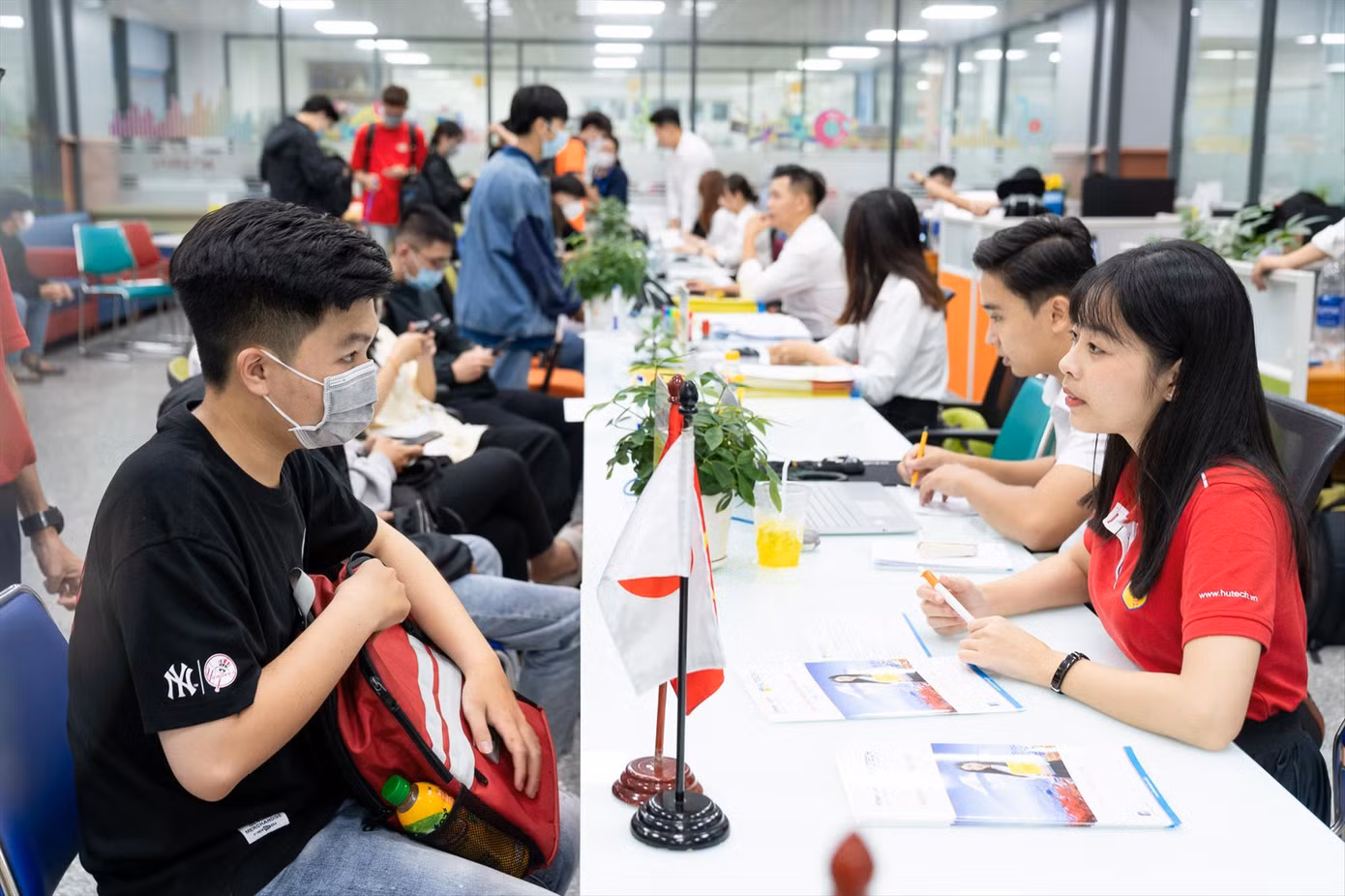 Thí sinh nộp hồ sơ xét tuyển vào một trường đại học ở TPHCM
