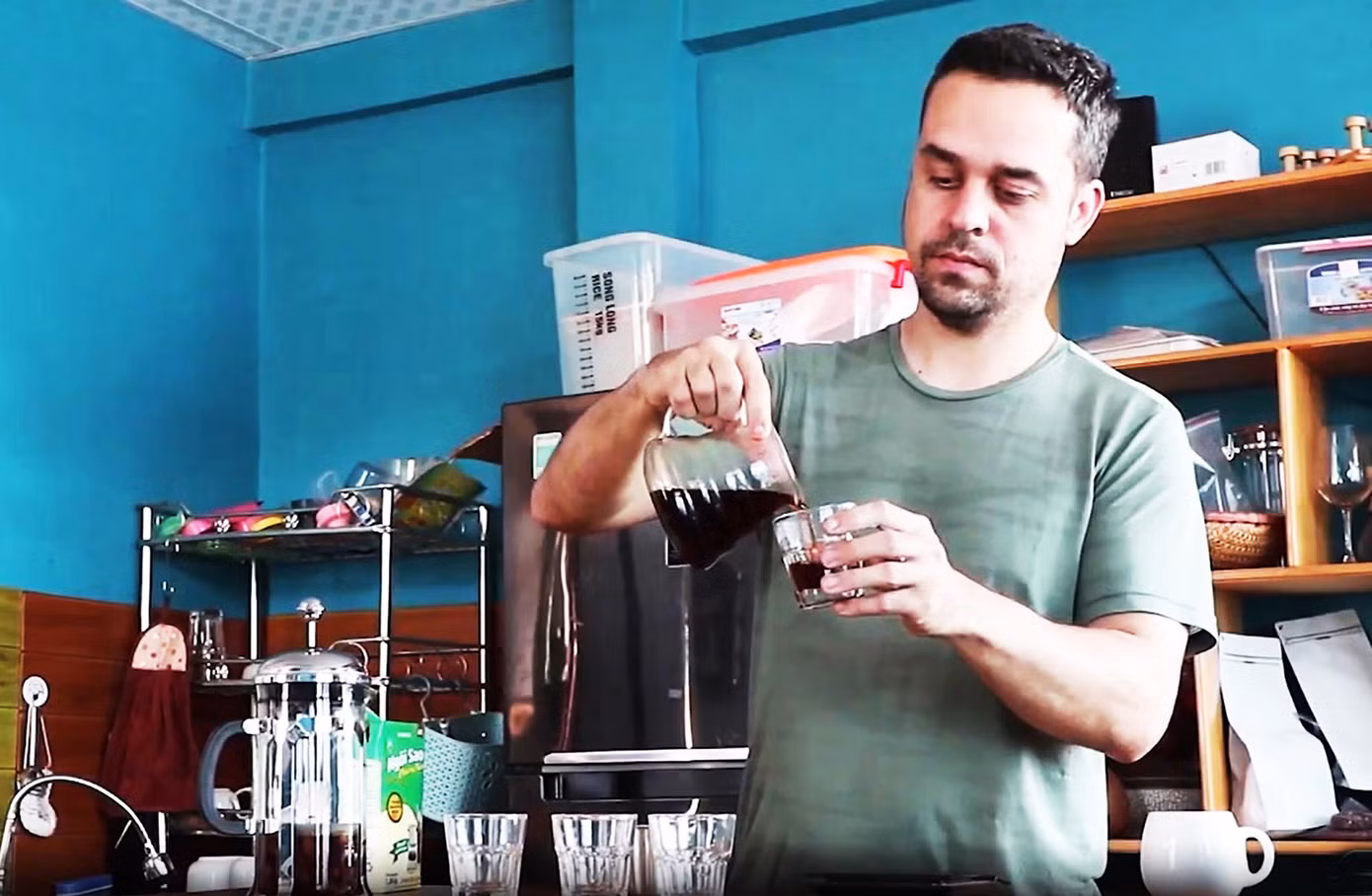 Anh Marian pha chế cà phê cho khách tham quan thưởng thức