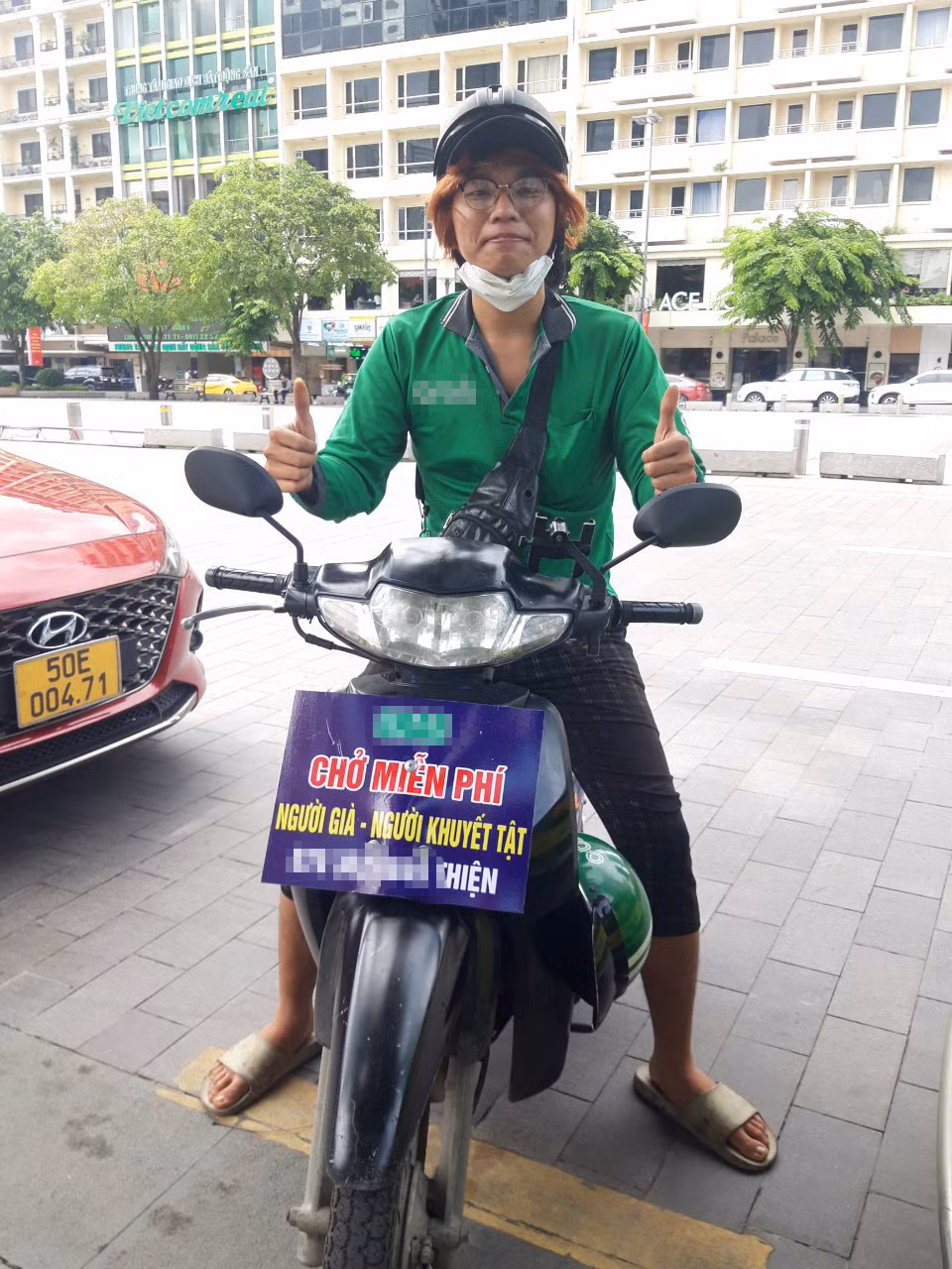 Bạn trẻ có tên Lê Minh Thiện sẵn sàng miễn phí xe ôm cho người già, người khuyết tật