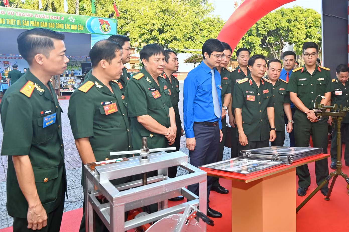 Bí thư thứ nhất T.Ư Đoàn Bùi Quang Huy và lãnh đạo Quân khu 4 tham quan các mô hình, sáng kiến tiêu biểu của tuổi trẻ Quân khu 4, giai đoạn 2017-2022