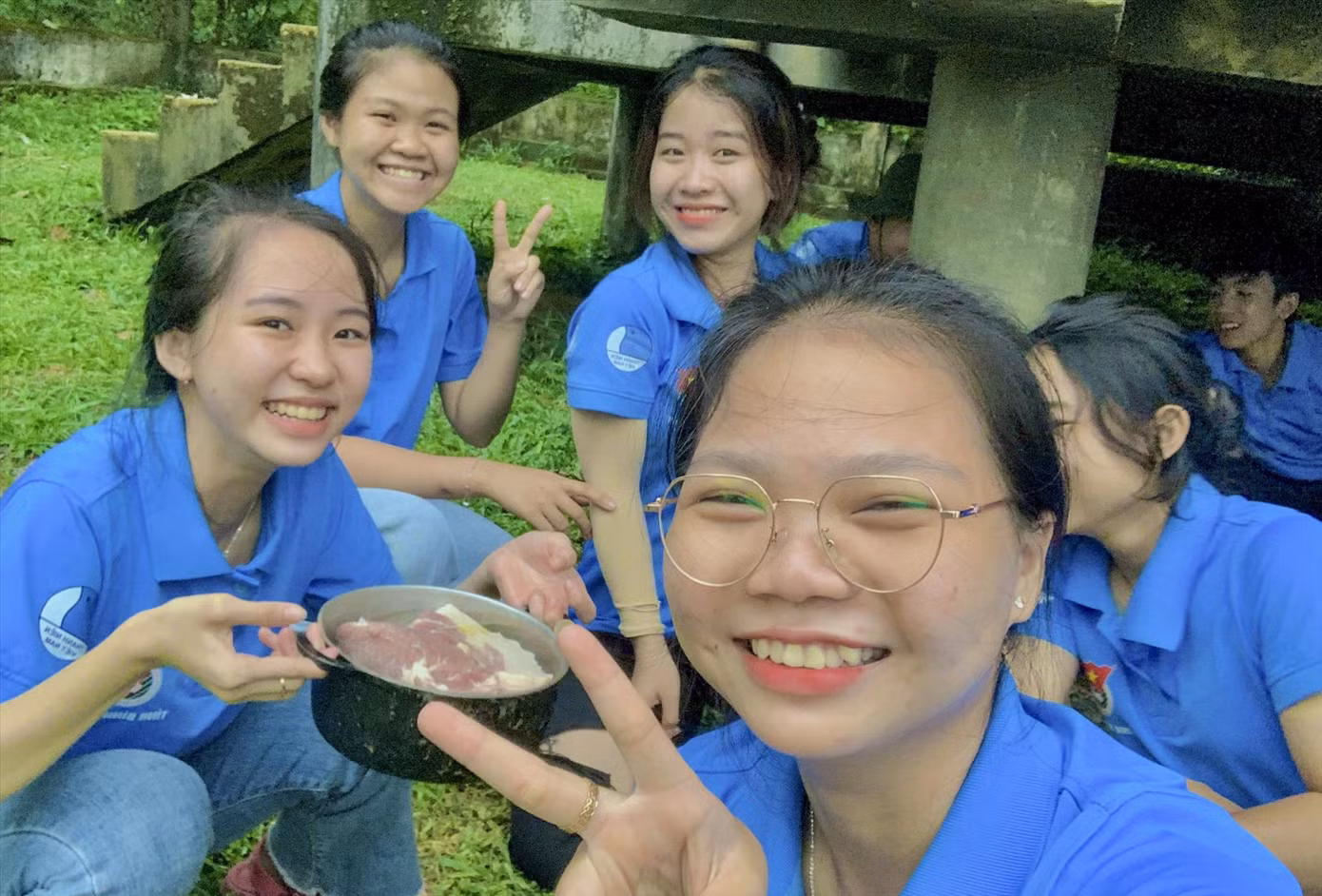 Bạn Đặng Thị Ái (đeo kính) cùng các bạn sinh viên trong chiến dịch “Mùa hè xanh” ở xã vùng cao An Nghĩa (huyện miền núi An Lão, Bình Định). Ảnh: NVCC