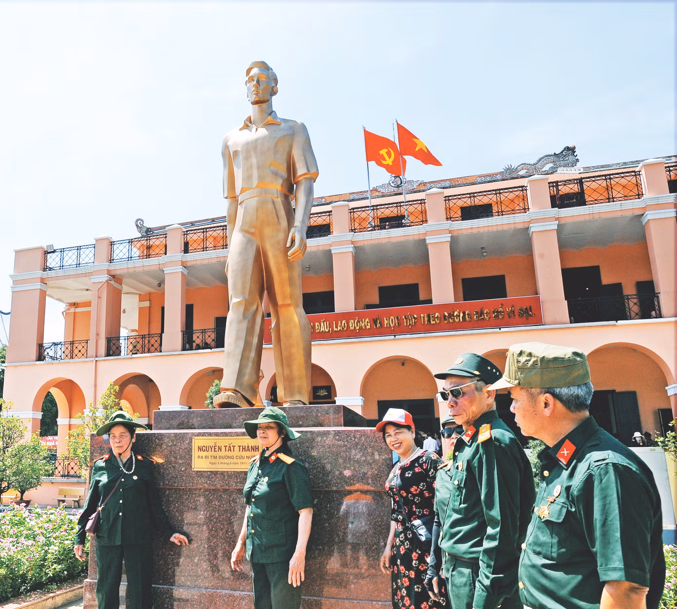 Các cựu chiến binh tỉnh Phú Thọ thăm bến Nhà Rồng tháng 4/2025 Ảnh: Nguyên Anh