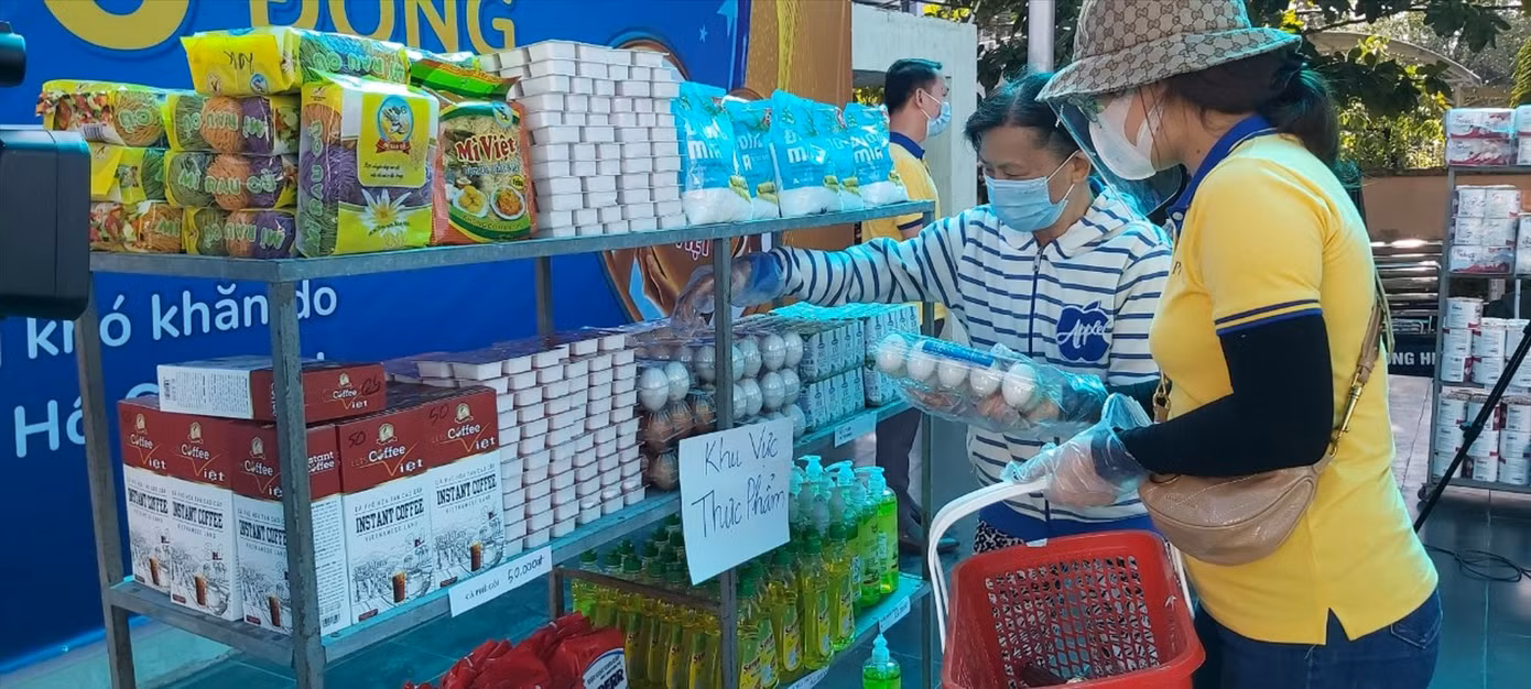 Người nghèo cảm thấy ấm lòng khi đến mua sắm miễn phí tại các phiên chợ